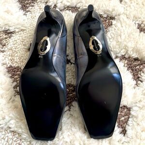 ELIE TAHARI METALLIC LEATHER KITTEN HEEL